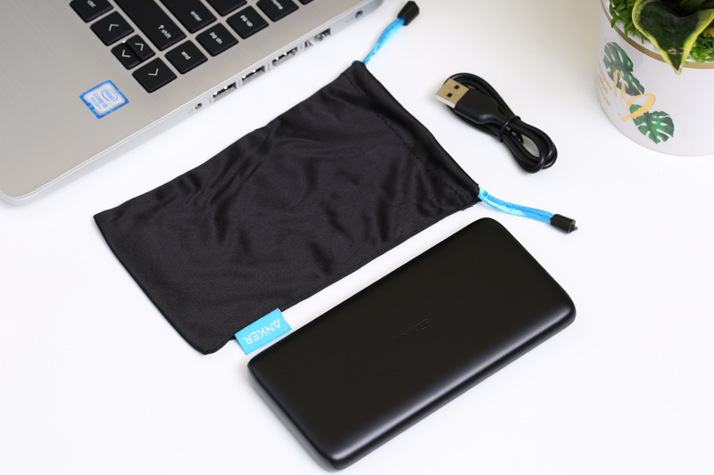 Sạc dự phòng Anker PowerCore Lite A1232 có vỏ nhám đen chống trượt cùng lõi pin Polymer bền bỉ